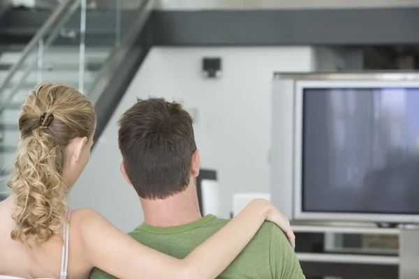 自宅でテレビを見ている男と女 — ストック写真