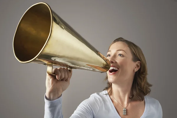 Mulher gritando através de megafone — Fotografia de Stock