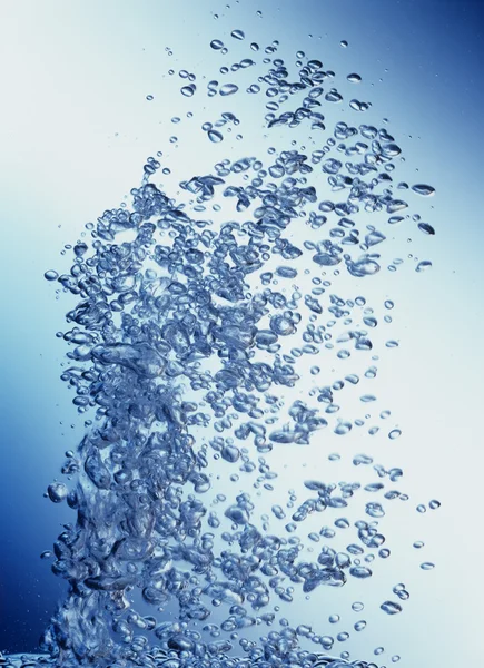 L'air bouillonne vers le haut à travers l'eau — Photo