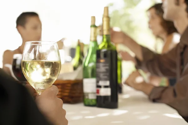 テーブルの上の白ワインのグラス — ストック写真