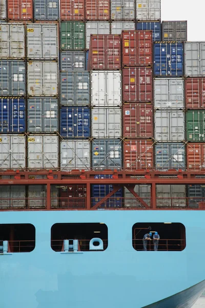 Two men on container ship — Stock Photo, Image