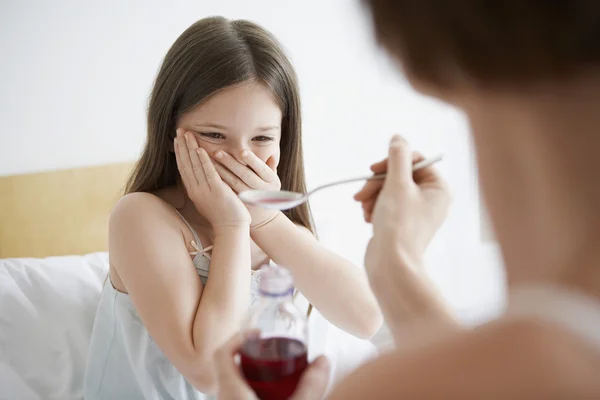 Mère donnant du sirop contre la toux à sa fille — Photo