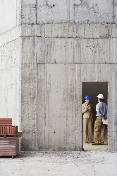 Gerentes hablando en el sitio de construcción — Foto de Stock