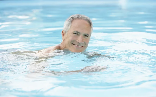 Mann schwimmt im Pool — Stockfoto