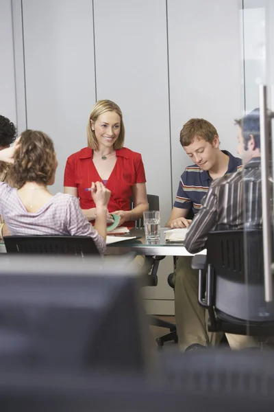 Kantoorpersoneel zitten rond de conferentietafel — Stockfoto