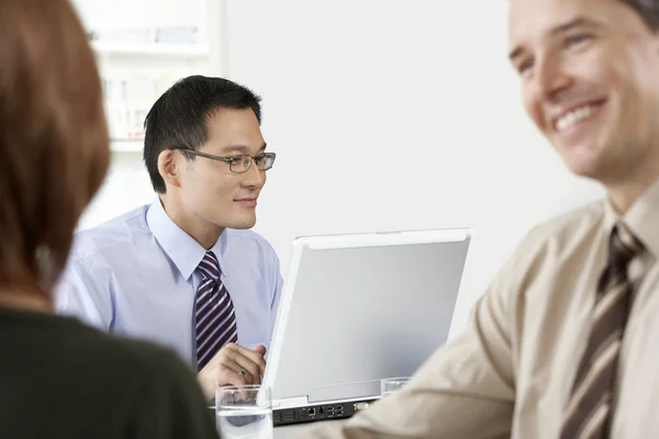 Geschäftsmann mit Laptop — Stockfoto