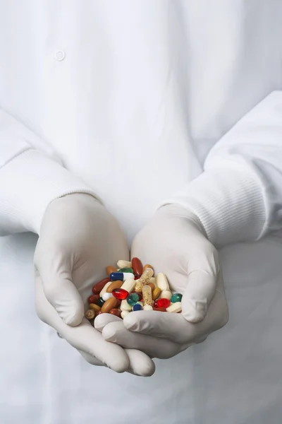 Trabajador de laboratorio con manos de píldoras — Foto de Stock