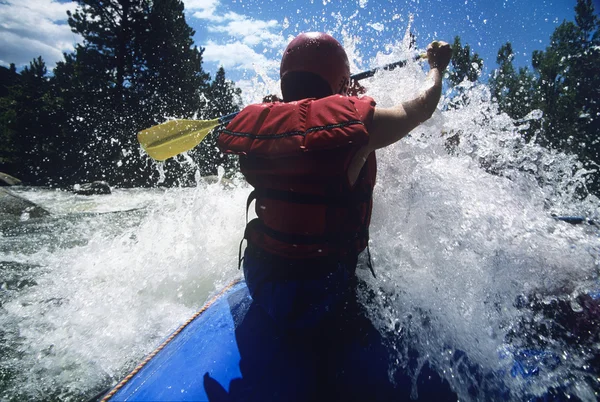 Kayaker pagaie à travers les rapides — Photo