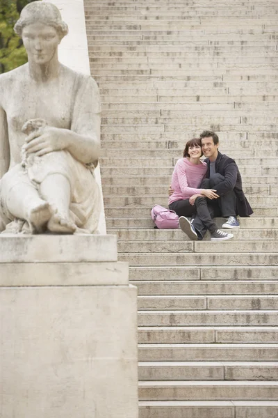 Pareja joven de turismo en los escalones —  Fotos de Stock