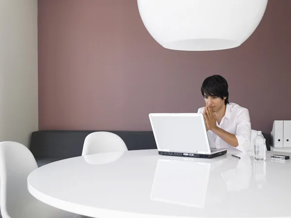 Asian businessman using laptop — Stock Photo, Image