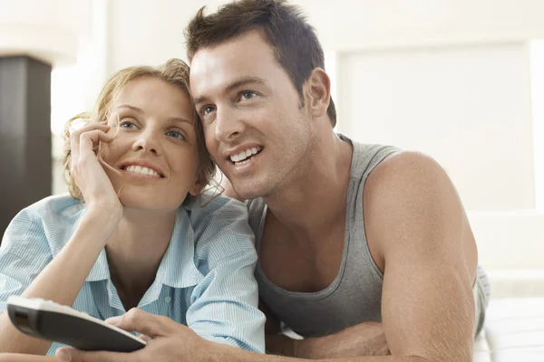 Casal assistindo televisão — Fotografia de Stock