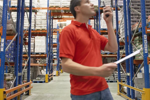 Trabalhador do armazém usando Walkie-Talkie — Fotografia de Stock