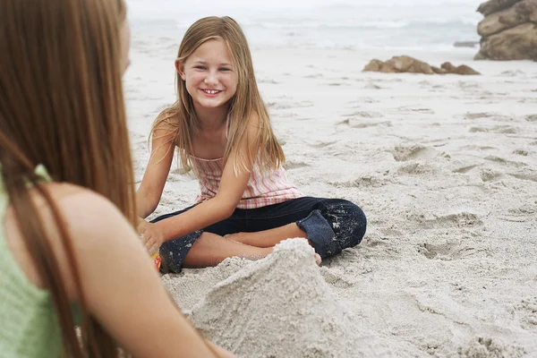 Barefoot girls  on beach — Stock Photo, Image