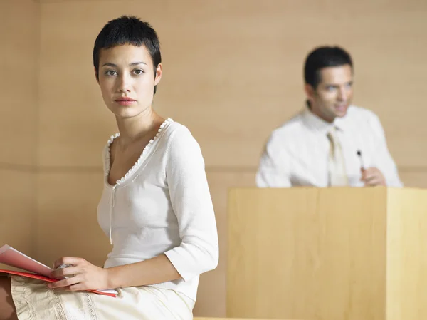 Femme d'affaires pendant la présentation — Photo