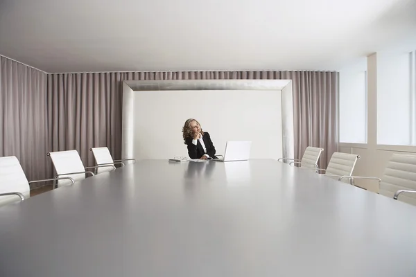 Executive Sitting in Boardroom usando Laptop — Fotografia de Stock