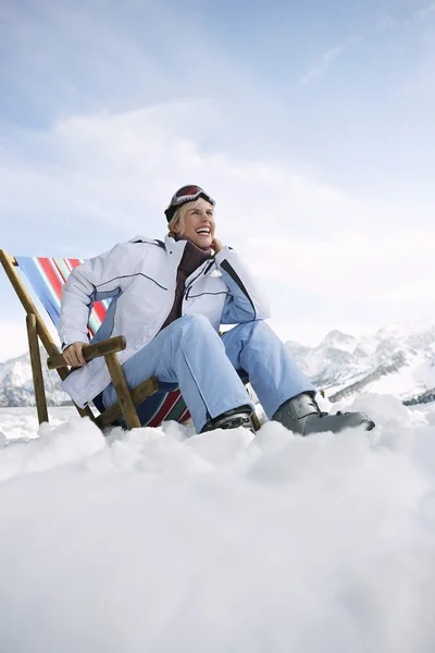 Skiër zittend op strandstoel — Stockfoto