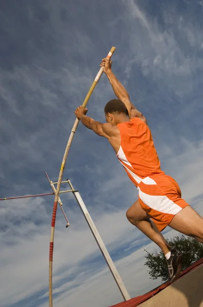 Athlete performing a pole vault — Stock Photo, Image