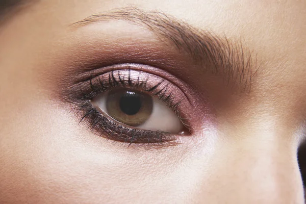 Woman's eye with eye shadow — Stock Photo, Image