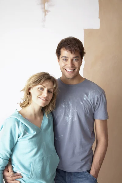 Couple in front of painted wall — Stock Photo, Image