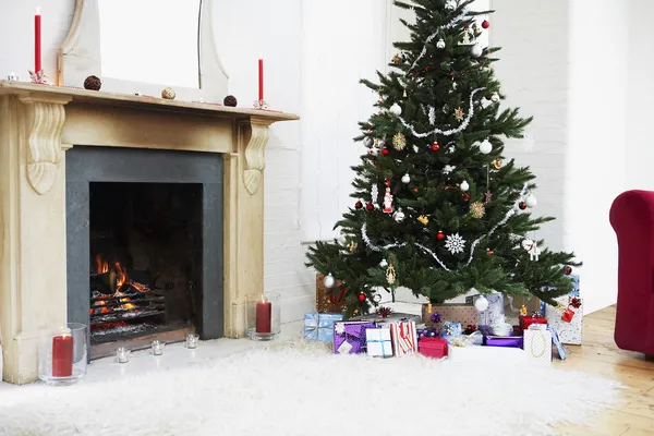 Kamin und Weihnachtsbaum — Stockfoto