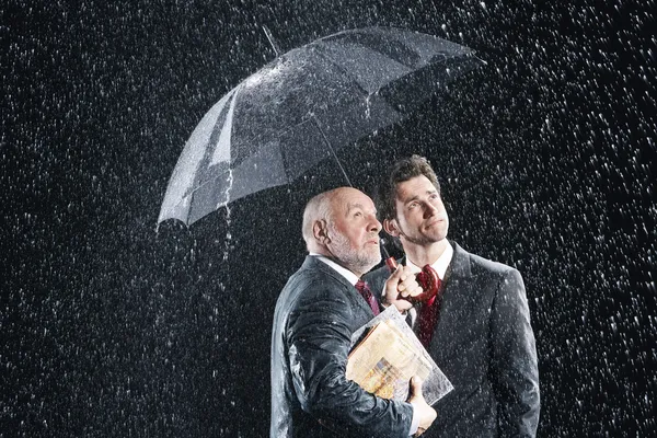 Empresários sob guarda-chuva — Fotografia de Stock