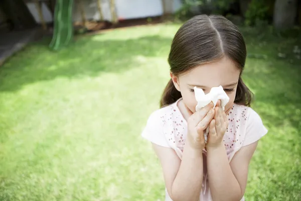 Niña sonándose la nariz — Foto de Stock