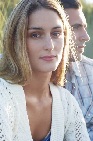 Frau sitzt neben Freund — Stockfoto