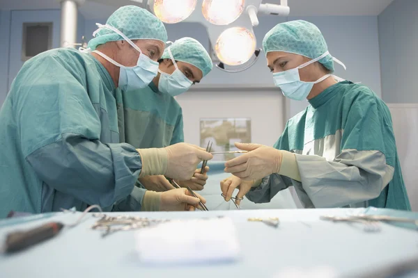 Drie chirurgen op het werk — Stockfoto