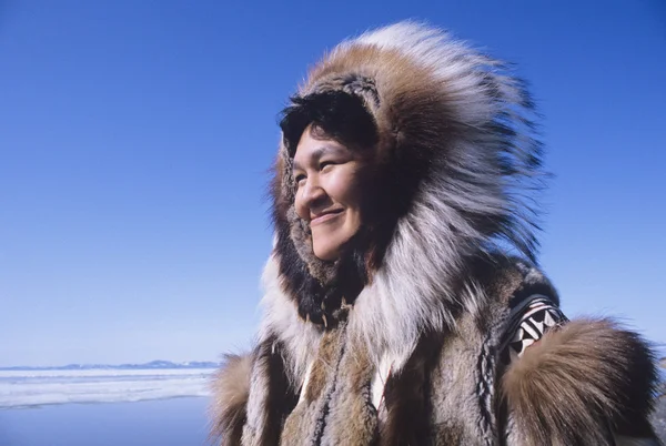 Улыбающаяся эскимосская женщина — стоковое фото