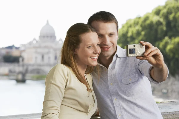 Pareja fotografiándose —  Fotos de Stock