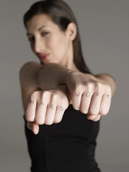 拳を見せる若い女性 — ストック写真
