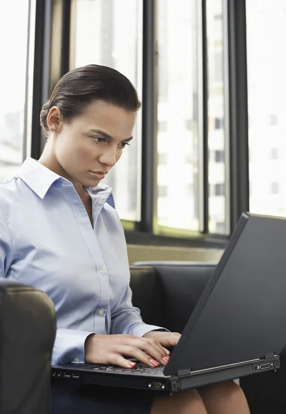 Zakenvrouw met laptop — Stockfoto