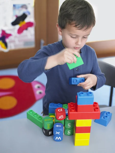 Pojke leker med byggstenar — Stockfoto