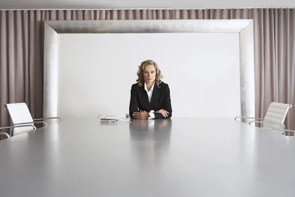 Business executive toplantı odası oturma — Stok fotoğraf