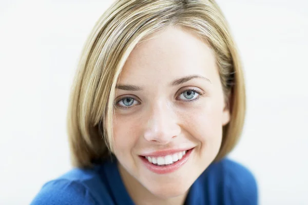 Sorrindo jovem mulher — Fotografia de Stock