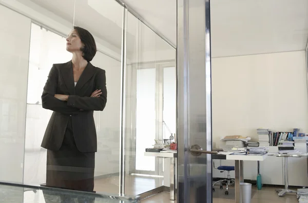 Businesswoman standing in office — Stock Photo, Image