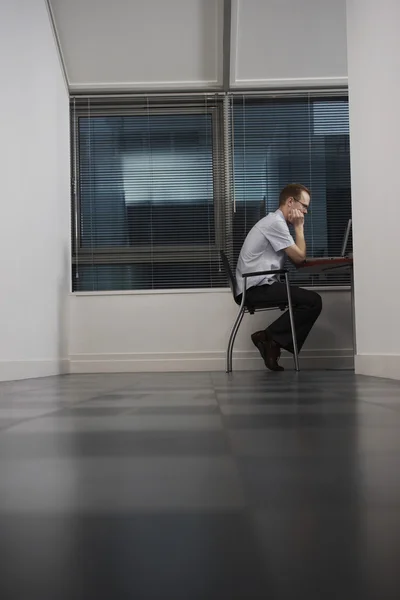 Bilgisayar kullanarak ofis çalışanı — Stok fotoğraf