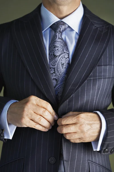 Businessman buttoning buttons on jacket — Stock Photo, Image