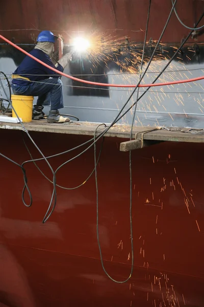 Welder working on side of ship — Stock Photo, Image