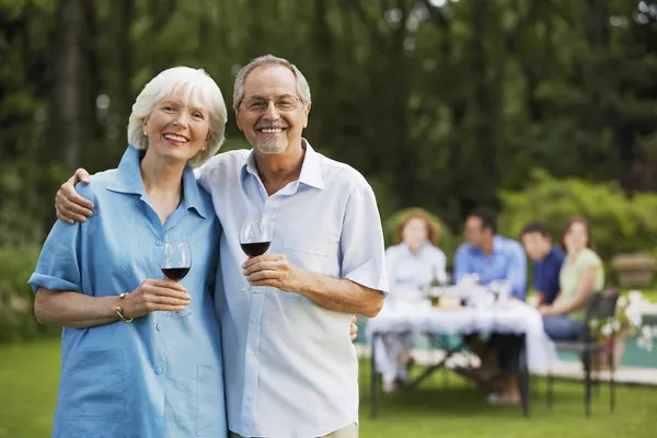 Coppia con vino — Foto Stock