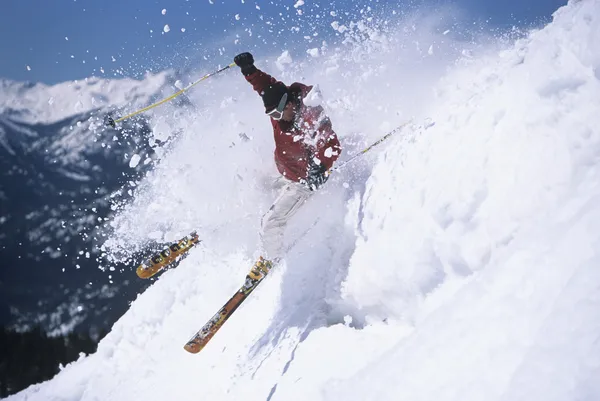 Skifahrer fährt durch Pulverschnee — Stockfoto