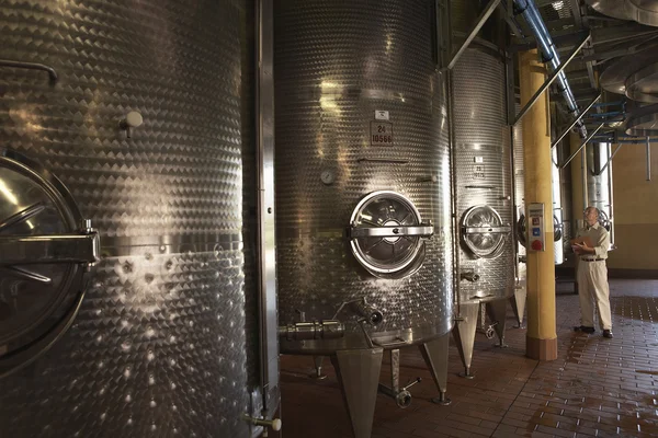 Wijnmaker met wijn vaten — Stockfoto