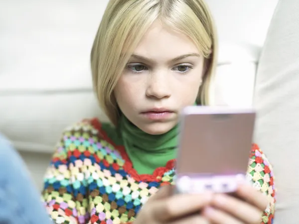 Meisje spelen video game — Stockfoto