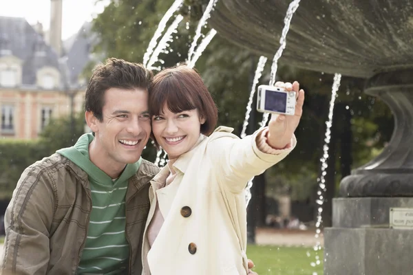 Couple photographing themselves — Stock Photo, Image