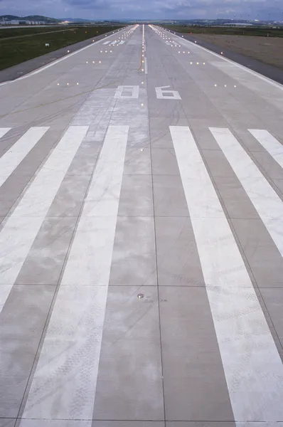 Strepen op de start-en landingsbaan luchthaven — Stockfoto