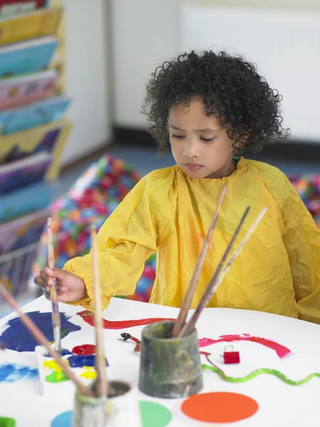 Mädchen malen im Kunstunterricht — Stockfoto