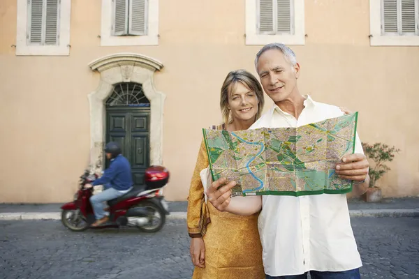 Par tittar på kartan — Stockfoto