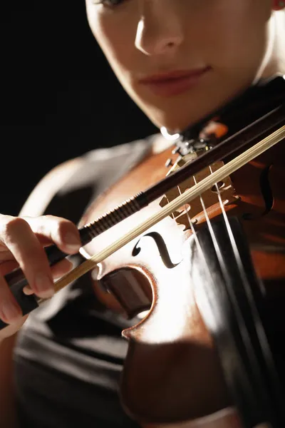 Femme jouant du violon — Photo