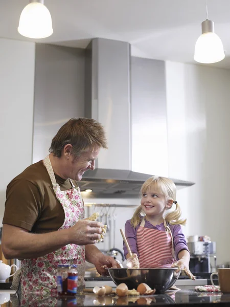 Klein meisje en vader bakken — Stockfoto