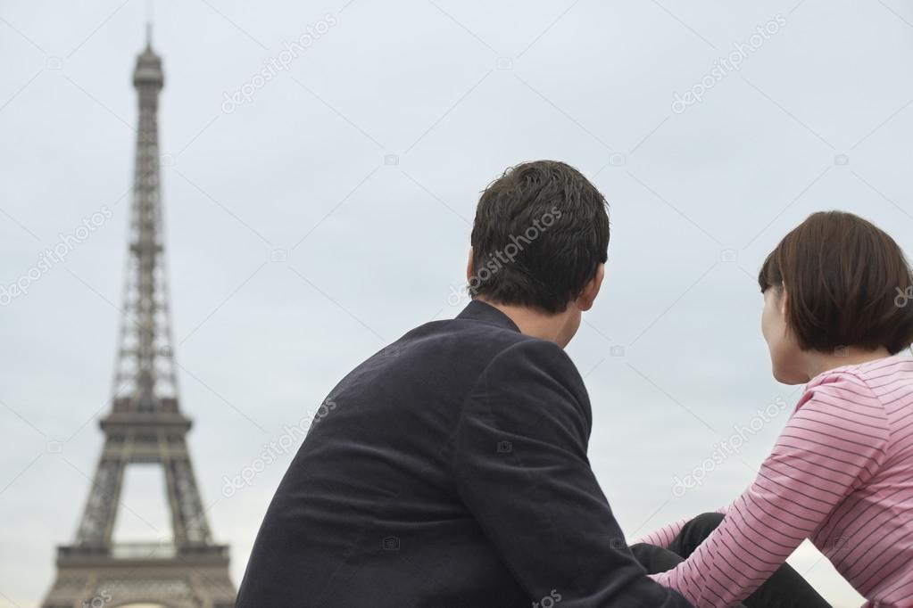 Couple looking at Eiffel Tower